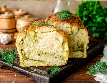 Домашний чесночный хлеб со сливочным маслом и базиликом